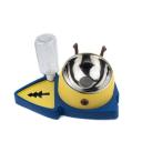 Imagen que muestra el producto Comedero Reno Con Botella Para Mascotas. Comedero con diseño de reno, cuenta con cuenco extraíble y botella dispensadora de agua. Material: Plástico, acero inóxidable                                                                                                       Color: Verde, rosado, amarillo                                                                                                       Disponible: Razas pequeñas.