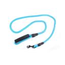 Imagen secundaria del producto Correa Unicolor Para Mascotas. Correa unicolor, cuenta con mango ergonómico y gancho para fijar al collar o arnés. Material: Poliéster, metal  Color: Rojo, azul, rosado, negro, naranja, amarillo                                                                                           Disponible: Razas pequeñas.Medidas:  Largo 1,20cm * Ancho 0,5cm