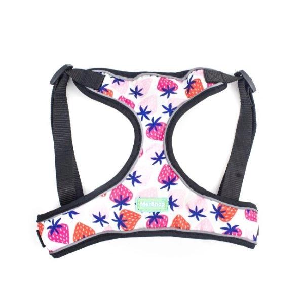 Imagen que muestra el producto Pechera Con Estampado Frutas Para Mascotas. Pechera con estampado de frutas, cuenta con bordes reflectivos, hebillas ajustables, broche de seguridad y anillos tipo D para fijar la correa. Material: Poliéster, metal Color: Rosado, celeste, azul rey, azul claro Disponible: Razas pequeñas, medianas y grandes Medidas: TALLA M: CUELLO  40-53 CM TORSO MIN-MAX 56-58 PESO MAXIMO – APROX 11-23 KG TALLA L: CUELLO 46-66 CM TORSO MIN-MAX 61-76 CM PESO MAXIMO APROX 23-36 KG TALLA XL: CUELLO 70-81 CM TORSO  MIN-MAX 70-82 CM PESO MAXIMO – APROX 36-50 KG TALLA XXL: CUELLO  77-98 CM TORSO MIN-MAX 86-102CM PESO MAXIMO – APROX 51-80 KG