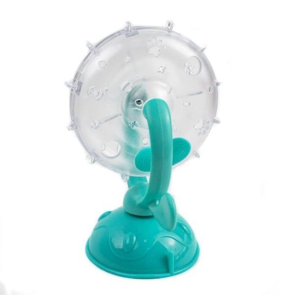 Imagen que muestra el producto Juguete Rueda De Premios Para Mascotas. Juguete interactivo, cuenta con rueda giratoria, orificios dispensadores de snacks, abertura para poder introducir los premios y ventosa para adherir a superficies planas. Material: Plástico, caucho                                                                                                      Color: Amarillo, azul, rosado, verde                                                                              Disponible: Razas pequeñas.