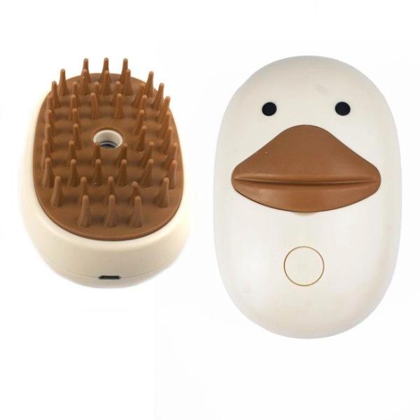 Imagen que muestra el producto Cepillo A Vapor Pato Para Mascotas. Cepillo a vapor para mascotas, cuenta con puerto de carga y cable USB. Agregue agua o perfume para mascotas y oprima el boton. Material: Plástico, silicona Color: Beige. Disponible: Razas pequeñas y medianas con pelaje largo.