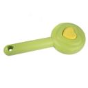 Imagen que muestra el producto Cepillo Botón De Corazón Para Mascotas. Cepillo para mascotas con botón para expulsar el pelo. Material: Plástico Color: Verde, rosado DIsponible: Razas de pelaje largo.