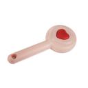 Imagen secundaria del producto Cepillo Botón De Corazón Para Mascotas. Cepillo para mascotas con botón para expulsar el pelo. Material: Plástico Color: Verde, rosado DIsponible: Razas de pelaje largo.