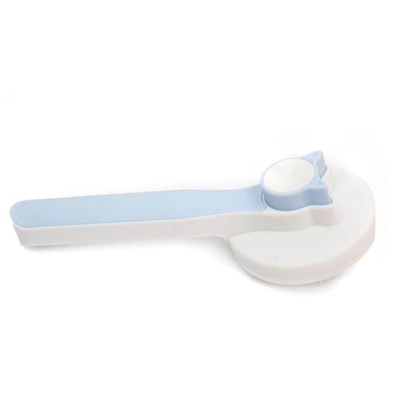 Imagen que muestra el producto Cepillo Botón De Gatito Para Mascotas. Cepillo de cabeza redonda, cerdas de metal, mango cómodo y ligero, botón trasero con diseño de gato ideal para expulsar el pelo. Material: Metal, Color: Gris, azul, rosado Disponible: Razas pequeñas y medianas con pelaje largo.