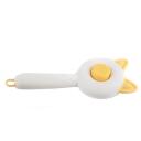 Imagen que muestra el producto Cepillo Cabezal Gatito Para Mascotas. Cepillo con orejitas para mascotas, cuenta con botón trasero para expulsar le pelo. Material: Plástico Color: Verde, naranja Disponible: Razas con pelaje largo