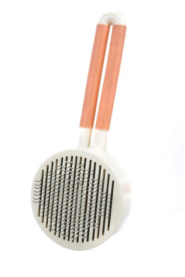 Imagen que muestra el producto Cepillo Cabezal Redondo Para Mascotas. Cepillo con cabeza redonda, cuenta con cerdas de metal, mango antideslizante y botón en la parte trasera para expulsar el pelo. Material: Plástico, acero inoxidable Color: Verde, azul, rosado Disponible: Razas pequeñas y medianas de pelaje largo. Medidas: Largo18 cm *Ancho8 cm*Alto3 cm