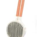 Imagen secundaria del producto Cepillo Cabezal Redondo Para Mascotas. Cepillo con cabeza redonda, cuenta con cerdas de metal, mango antideslizante y botón en la parte trasera para expulsar el pelo. Material: Plástico, acero inoxidable Color: Verde, azul, rosado Disponible: Razas pequeñas y medianas de pelaje largo. Medidas: Largo18 cm *Ancho8 cm*Alto3 cm