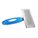 Imagen secundaria del producto Cepillo De Cardas  Para Mascotas. Cepillo carda con cerdas tipo púas ideales para desenredar y alisar el pelaje, cuenta con mango antideslizante. Material: Acero inóxidable, goma Color: Rosado, azul, rojo Disponible: Razas medianas y grandes de pelaje largo o rizado.
