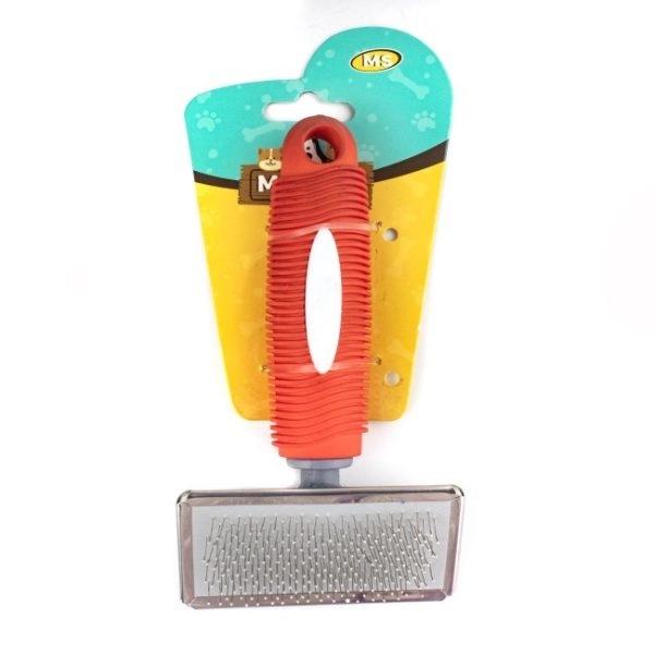 Imagen que muestra el producto Cepillo De Cerdas Para Mascotas. Cepillo carda con cerdas tipo púas ideales para desenredar y alisar el pelaje, cuenta con mango antideslizante. Material: Acero inóxidable, goma Color: Rosado, azul, rojo Disponible: Razas pequeñas y medianas de pelaje largo o rizado.