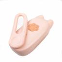 Imagen que muestra el producto Cepillo De Vapor Gatito Para Mascotas. Cepillo a vapor para mascotas, cuenta con puerto de carga y cable USB. Agregue agua o perfume para mascotas y oprima el boton. Material: Plástico, silicona Color: Beige Disponible: Razas pequeñas y medianas con pelaje largo.