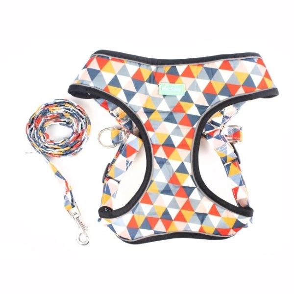 Imagen que muestra el producto Pechera Con Estampado Para Mascotas. Pechera estampada, cuenta con hebillas justables, broche de seguridad y anillos tipo D para fijar. Material: Poliéster metal Color: Azul, rojo, rosado, azul rey Disponible: Razas pequeñas y medianas  Medidas: TALLA S: CUELLO 30-41 CM TORSO MIN-MAX 41-53 CM PESO MAXIMO – APROX 5-11 KG, TRAILLA 1,20 CM TALLA M: CUELLO  40-53 CM TORSO MIN-MAX 56-58 PESO MAXIMO – APROX 11-23 KG, TRAILLA 1,20 CM