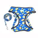 Imagen secundaria del producto Pechera Con Estampado Para Mascotas. Pechera estampada, cuenta con hebillas justables, broche de seguridad y anillos tipo D para fijar. Material: Poliéster metal Color: Azul, rojo, rosado, azul rey Disponible: Razas pequeñas y medianas  Medidas: TALLA S: CUELLO 30-41 CM TORSO MIN-MAX 41-53 CM PESO MAXIMO – APROX 5-11 KG, TRAILLA 1,20 CM TALLA M: CUELLO  40-53 CM TORSO MIN-MAX 56-58 PESO MAXIMO – APROX 11-23 KG, TRAILLA 1,20 CM