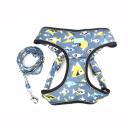 Imagen secundaria del producto Pechera Con Estampado Para Mascotas. Pechera estampada, cuenta con hebillas justables, broche de seguridad y anillos tipo D para fijar. Material: Poliéster metal Color: Azul, rojo, rosado, azul rey Disponible: Razas pequeñas y medianas  Medidas: TALLA S: CUELLO 30-41 CM TORSO MIN-MAX 41-53 CM PESO MAXIMO – APROX 5-11 KG, TRAILLA 1,20 CM TALLA M: CUELLO  40-53 CM TORSO MIN-MAX 56-58 PESO MAXIMO – APROX 11-23 KG, TRAILLA 1,20 CM