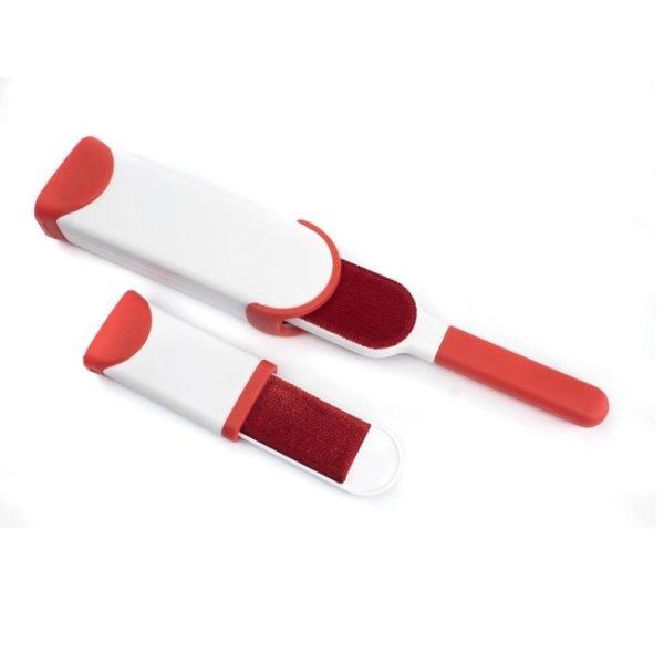 Imagen que muestra el producto Cepillo Quita Pelos. Cepillo quita pelos de mascotas, cuenta con base autolimpiante. Ideal para quitar pelos de muebles, ropa, alfombras, almohadas, asientos de automovil, etc. Material: Plástico Color: Azul, gris, rojo