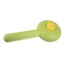 Imagen que muestra el producto Cepillo Quita Pelos Para Mascotas. Cepillo para mascotas con botón para expulsar el pelo. Material: Plástico Color: Verde, beige, verde con naranja DIsponible: Razas de pelaje largo.