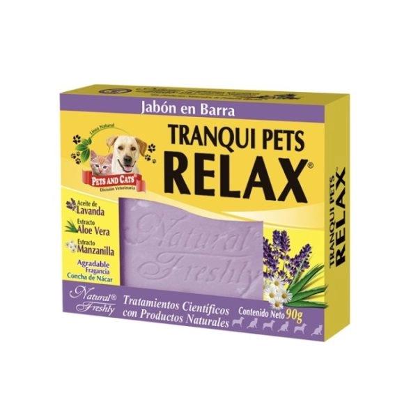 Imagen que muestra el producto Jabon Tranqui Pets Relax Natural Freshly90 Gr. El jabón en barra Tranqui Pets Relax hidrata, humecta, limpia, acondiciona, suaviza y embellece el pelo y la piel de su mascota. Ingredientes: Aceite de lavanda, extracto de Aloe vera, extracto de manzanilla.  Presentación: Barra x 90 g. Disponible: Para perros y gatos de todas las razas y edades.