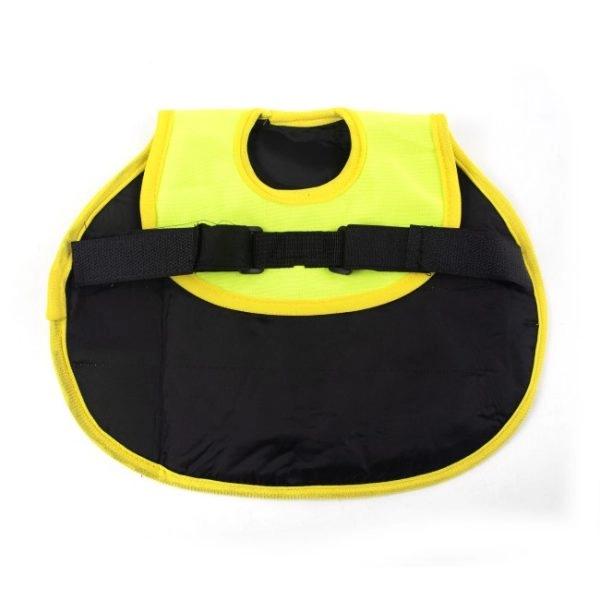 Imagen que muestra el producto Chaleco Reflectivo Para Aves. Chaleco reflectivo para aves, cuenta con velcro ajustables en los costado, capa superior impermeable y capa inferior transpirable. Ideal para proteger y encontrar las aves de corral rápidamente. Material: Poliéster Color: Verde, naranja, negro Disponible: Razas pequeñas