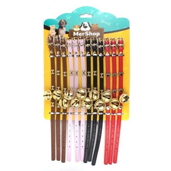 Imagen que muestra el producto Collar Huesitos Con Cascabel Para Mascotas. Collar con taches en forma de hueso, cuenta con 5 puntos para ajustar a la medida, cascabel y anillo tipo D para fijar la correa.  Material: Cuerina, metal                                                                                                    Color: Rojo, rosado, café, negro                                                              Disponible: Razas pequeñas. Medidas: TALLA XS: Largo 35  cm * Ancho 1 cm TALLA S: Largo 36  cm * Ancho 1.5 cm