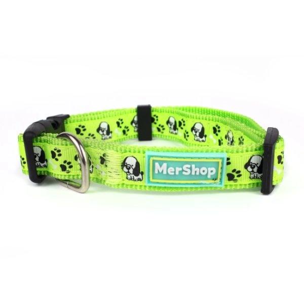 Imagen que muestra el producto Collar  Estampado Para Mascotas L, Xl. Collar estampado, cuenta con hebillas ajustables, broche de seguridad y anillo tipo D para fijar la correa. Material: Poliéster, metal                                                                                                                                Color: Negro, verde, rojo, rosado                                                   Disponible: Razas medianas y grandes Medidas: TALLA L : Largo 45cm * Ancho35cm TALLA XL: Largo 49cm * Ancho38cm