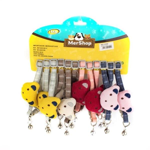 Imagen que muestra el producto Collar  Muñeco De Felpa Para Mascotas. Collar con muñeco de felpa, cuenta con hebillas ajustables, broche de seguridad y anillo tipo D para fijar a la correa. Material: Poliéster, metal   Color: Azul, rojo, gris, café                                                                                            Disponible: Razas pequeñas. Medidas:  Largo33  cm * Ancho 1  cm