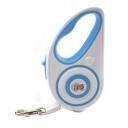 Imagen secundaria del producto Correa Retractil Con Luz Led Para Mascotas. Correa retractil con luz led 3M, cuenta con botón para fijar o soltar la correa e interruptor en el costado para encerder la luz led. Funcionamiento de luz led solo con pilas AAA. Material: Plástico Color: Blanco con azul, rosado con azul, negro con azul. Disponible: Razas pequeñas