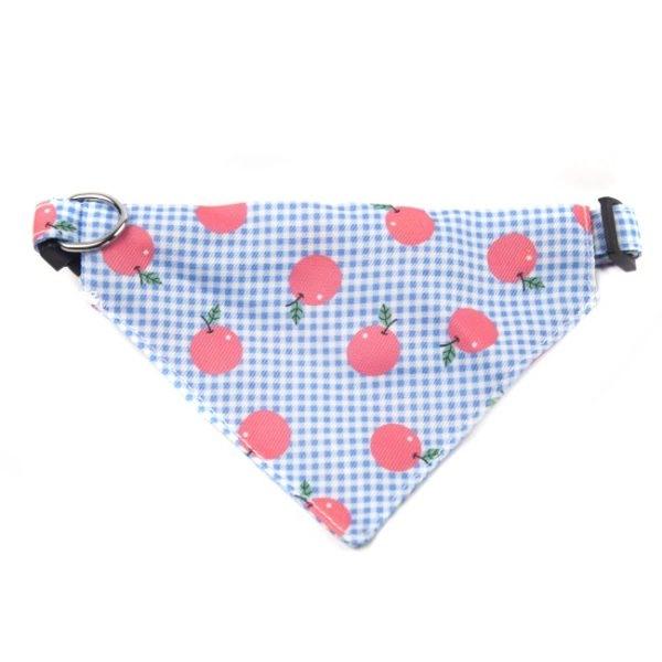 Imagen que muestra el producto Pañoleta Estilo Tartan Para Mascotas. Pañoleta estampada, cuenta con broche de seguridad, hebilla ajustable, y anillo tipo D para fijar la correa. Material: Poliéster Color: Morado, verde Disponible: Razas pequeñas y medianas