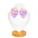 Imagen secundaria del producto Collar Con Moño Estampado. Collar con moño estampado, cuenta con hebilla ajustable y broche de seguridad. Material: Poliéster Color: Rosa mariposa, azul oscuro huellas, rosado con azul rayas, lila flores, rojo estilo tartán, blanco corazones y perritos. Disponible: Razas pequeñas