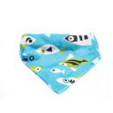 Imagen que muestra el producto Pañoleta Estampada Para Mascotas. Collar con pañoleta estampada, cuenta con hebilla de plástico ajustable y anillo tipo D para fijar la correa. Talla S,M,L.XL Material: Poliéster Color: Azul oscuro, azul claro, verde beige, blanco. Disponible: Razas pequeñas