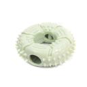 Imagen que muestra el producto Juguete Dona De Premios Para Mascotas. Juguete dona con orificios para agregar croquetas. Material: Plástico Color: Naranja, verde, azul, rosado Disponible: Razas medianas