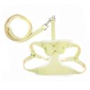 Imagen que muestra el producto Pechera A Cuadros Con Moño Para Mascotas. Pechera con correa, cuenta con moño en el centro, gancho para ajustar a la medida y anillos para fijar la correa.  Material: Poliéster, metal     Color: Rosado, azul, verde, morado, beige, amarillo.                                                                   Disponible: Razas pequeñas. Medidas: TALLA S: CUELLO 30-41 CM TORSO MIN-MAX 41-53 CM PESO MAXIMO – APROX 5-11 KG, TRAILLA 1,20 CM TALLA M: CUELLO  40-53 CM TORSO MIN-MAX 56-58 PESO MAXIMO – APROX 11-23 KG, TRAILLA 1,20 CM