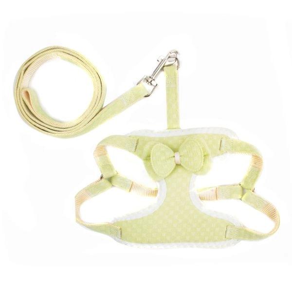 Imagen que muestra el producto Pechera A Cuadros Con Moño Para Mascotas. Pechera con correa, cuenta con moño en el centro, gancho para ajustar a la medida y anillos para fijar la correa.  Material: Poliéster, metal     Color: Rosado, azul, verde, morado, beige, amarillo.                                                                   Disponible: Razas pequeñas. Medidas: TALLA S: CUELLO 30-41 CM TORSO MIN-MAX 41-53 CM PESO MAXIMO – APROX 5-11 KG, TRAILLA 1,20 CM TALLA M: CUELLO  40-53 CM TORSO MIN-MAX 56-58 PESO MAXIMO – APROX 11-23 KG, TRAILLA 1,20 CM