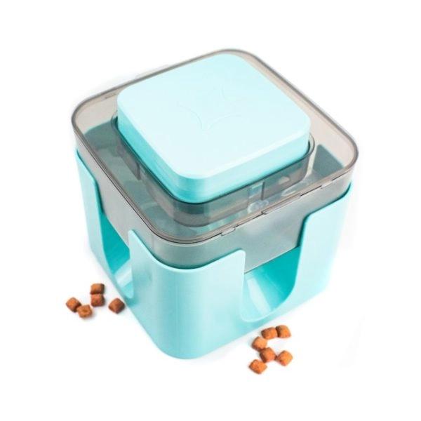 Imagen que muestra el producto Comedero Interactivo Para Mascotas. Comedero multifuncional, cuenta con cuatro aberturas por las que saldrá el alimento oprimiendo el botón del medio. Reduce la ansiedad y mejora la inteligencia de las mascotas. Material: Plástico Color: Blanco, azul, rosado, verde Disponible: Razas pequeñas, medianas y grandes.