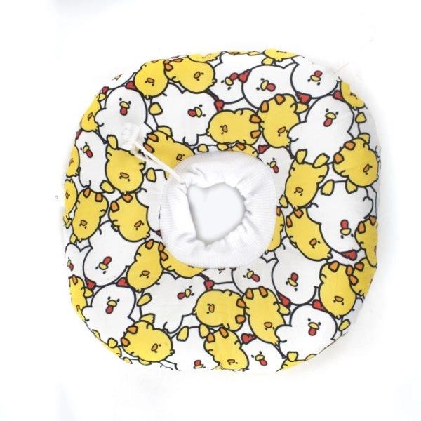 Imagen que muestra el producto Collar Isabelino Tipo Dona Para Mascotas. Collar isabelino tipo dona cuenta con cordón para ajustar al cuello. Material: Poliéster Color: Amarillo, rosado, verde, café Disponible: Razas pequeñas y medianas Medidas: Talla S: 17-27cm Talla M: 20-32cm Talla L: 28-38cm