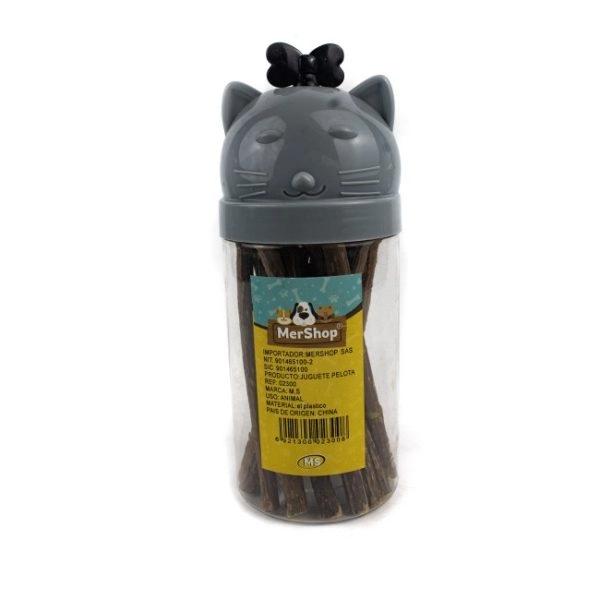 Imagen que muestra el producto Juguete De Matatabi Para Mascotas. Palitos de matatabi en envase transparente y tapa con diseño de gato. Contiene 16 unidades. Material: Plástico, matatabi Color: Gris Disponible: Razas pequeñas.