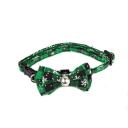 Imagen que muestra el producto Collar Para Mascotas  Talla Xs. Collar con moño decorativo, cuenta con estampado navideño, cascabel, hebilla ajustable, broche de seguridad y anillo tipo D para fijar la correa. Material: Poliéster, metal Color: Rojo, verde                                                                                             Disponible: Razas pequeñas. Medidas: Largo 34 cm * Ancho 1 cm