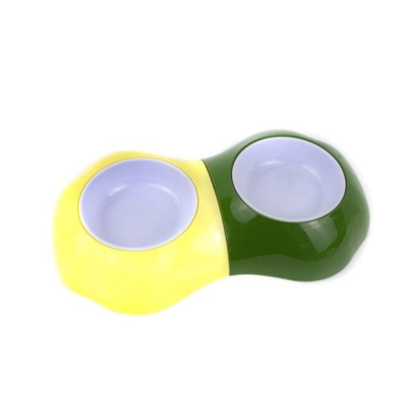 Imagen que muestra el producto Comedero Bicolor  Para Mascotas. Comedero bicolor redondo, cuenta con dos recipientes. Material: Plástico  Color: Verde, rosado                                                                                                     Disponible: Razas pequeñas. Medidas: Largo 30* Ancho 17* Alto 6cm