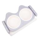 Imagen que muestra el producto Comedero Elevado Con Sistema De Inclinación. Comedero doble elevado con orejas, cuenta con sistema para ajustar la inclinación del comedero. Material: Plástico Color: Rosado, gris Disponible: Razas pequeñas