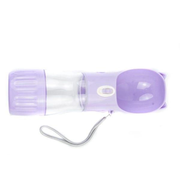 Imagen que muestra el producto Comedero Y Bebedero Para Mascotas. Bebedero portatil, cuenta con interruptor que al ser oprimido ira expulsando el agua, base removible para guardar snacks y cordón de tela para mejorar su transporte. Material: plástico   Color: Rosado, amarillo, morado, gris                                                  Disponible: Razas pequeñas Medidas: Largo 22cm*Ancho 8cm