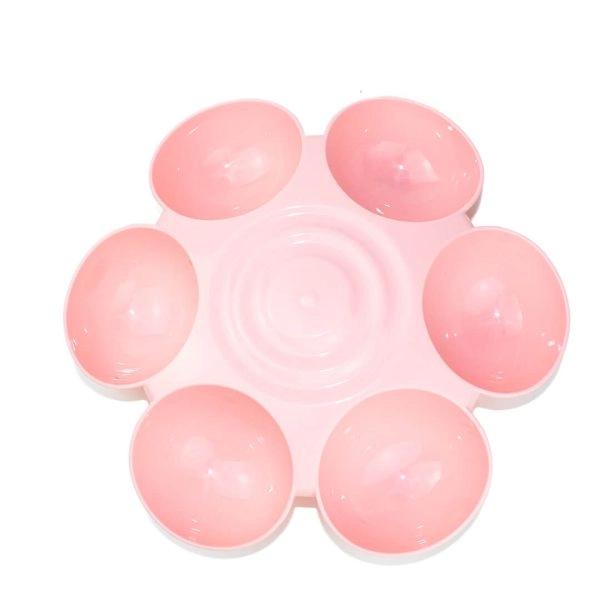 Imagen que muestra el producto Comedero Multiple Para Mascotas. Comedero multiple para mascotas, cuenta con 6 comederos y antideslizantes. Material: Plástico Color: Rosado, azul Disponible: Razas pequeñas