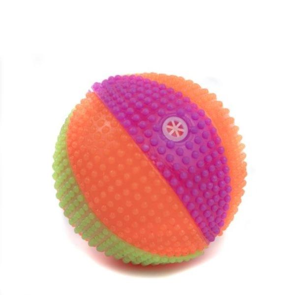 Imagen que muestra el producto Juguete Pelota Chillona Para Mascotas. Pelota chillona, cuenta con superficie en forma de púas y luz led interna. Material: Caucho Color: Amarillo, naranja, rosado, verde Disponible: Razas pequeñas y medianas.