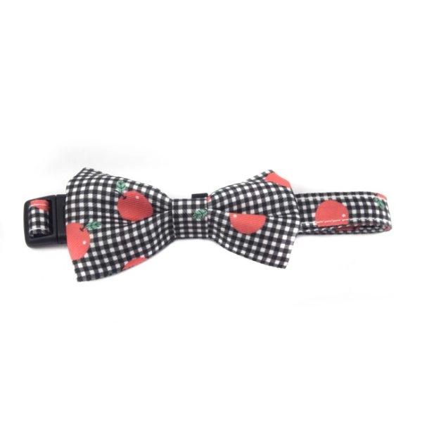 Imagen que muestra el producto Corbatín De Cuadros  Para Mascotas. Corbatin con estampado estilo tartán, cuenta con broche de seguridad, hebilla ajustable y anillo tipo D para fijar la correa. Material: Poliéster Color: Negro, azul Disponible: Razas pequeñas y medianas