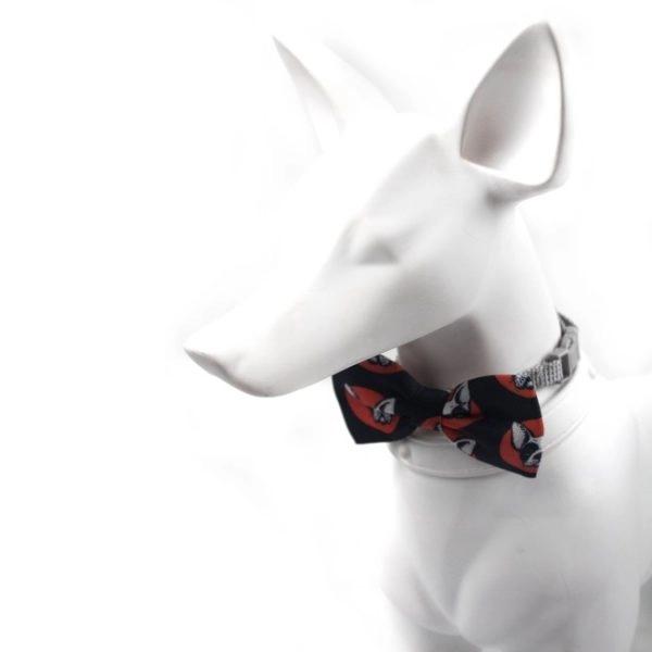 Imagen que muestra el producto Corbatin Estampado Para Mascotas. Corbatin estampado para mascotas, cuenta con broches de seguridad.  Material: Poliéster Color: Azul marinero, azul zorro, verde limón, negro bulldog, lila sushi Disponible: Razas medianas.