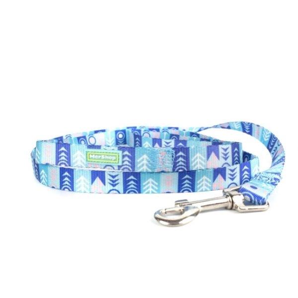 Imagen que muestra el producto Correa Ajustable Para Mascotas. Correa plana estampada, cuenta con mango ergonómico y hebilla para fijar al arnés o collar. Material: Poliéster, metal   Color: Azul, morado, negro                                                                      Disponible: Razas pequeñas. Medidas: Largo35  cm * Ancho 3  cm