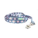 Imagen secundaria del producto Correa Ajustable Para Mascotas. Correa plana estampada, cuenta con mango ergonómico y hebilla para fijar al arnés o collar. Material: Poliéster, metal   Color: Azul, morado, negro                                                                      Disponible: Razas pequeñas. Medidas: Largo35  cm * Ancho 3  cm