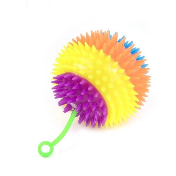 Imagen que muestra el producto Juguete Pelota Chillona Mascotas. Pelota chillona para mascotas. Material: Plástico Color: Disponible en la foto Disponible: Razas medianas