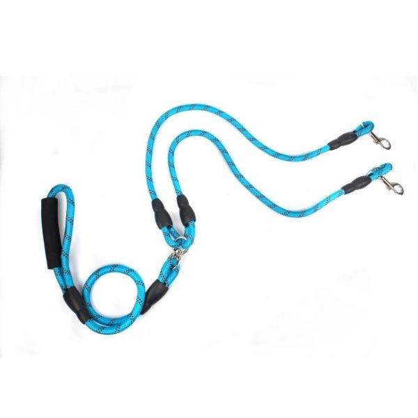 Imagen que muestra el producto Correa Doble Para Mascotas. Correa para llevar dos mascotas. Cuenta con tejido reflectivo. Material: Poliéster, metal Color: Rojo, negro, azul claro, azul oscuro Disponible: Razas pequeñas y medianas