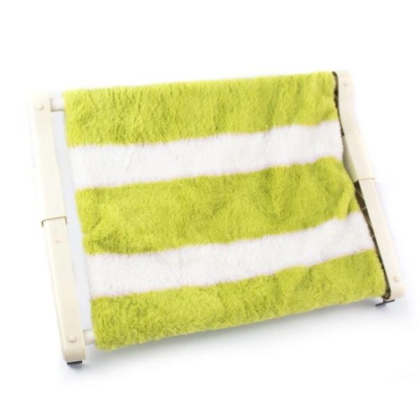 Imagen que muestra el producto Hamaca Para Mascotas. Hamaca para mascotas  Material: Plástico, poliéster                                                                                                                                                                                                             Color: Disponible en la foto.                                                                                                                                                                                                                 Disponible: Razas pequeñas.