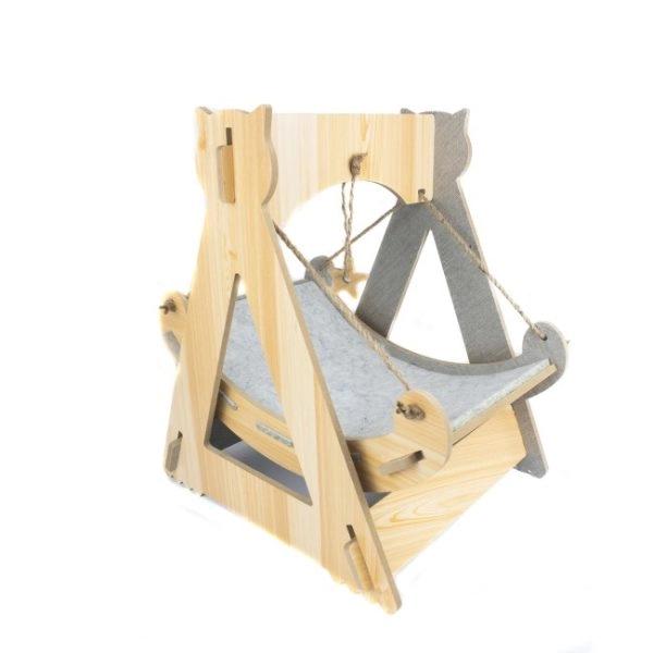 Imagen que muestra el producto Mecedora Para Mascotas. Cama para mascotas tipo mecedora, fácil de armar con gran durabilidad, ofreciendo un espacio acogedor. Materiales: MDF, cabuya                                                                                                                          Color: Disponible en la foto                                                                                                                                          Disponible: Razas pequeñas Medidas: Largo 41cm* Ancho 34cm* Alto 45cm