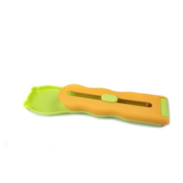 Imagen que muestra el producto Cuchara De Soporte Para Churu. Porta comida con ranura de soporte para Churu, cuenta con botón, tapa extraíble y cuchara en forma de oso. Material: Plástico Color: Verde Disponible: Razas pequeñas. Medidas: Largo19cm* Ancho 5cm