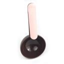 Imagen que muestra el producto Cuchara Medidora Para Mascotas. Cuchara medidora de alimento. Material: Plástico  Color: Azul con rosado, blanco con azul, gris con verde, café con rosado